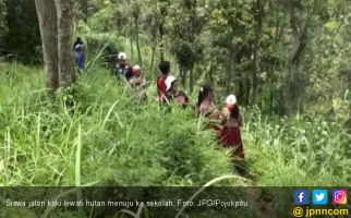 Pelajar Harus Tembus Hutan Pegunungan Demi ke Sekolah - JPNN.com