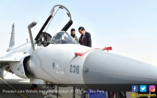 Pak Jokowi Intip Kokpit Pesawat Tempur JF-17 Milik Pakistan - JPNN.com