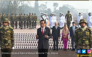 Presiden Jokowi Berdoa di National Martyrs’ Memorial - JPNN.com