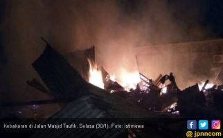 Kasihan Pak Mudin, Rumahnya Dibakar Orang Gila - JPNN.com