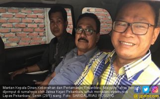 Lihat, Mantan Kepala DKP Pekanbaru Akhirnya Dijemput Jaksa - JPNN.com