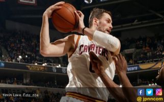 Aduh! Tangan Kiri Kevin Love Patah - JPNN.com