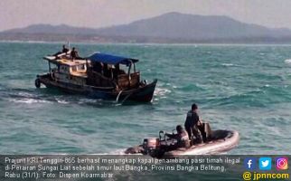 KRI Tenggiri Tangkap 3 Kapal Penambang Timah Ilegal - JPNN.com