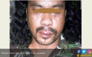 Pasang Muka Seram, Pria Berjaket Loreng Serang Polisi - JPNN.com