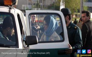 Copot Jilbab di Muka Umum, Puluhan Perempuan Iran Ditangkap - JPNN.com