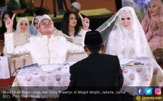 Akad Pakai Nama Panggung, Angel & Vicky Rekayasa Pernikahan? - JPNN.com