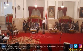 Pak Jokowi Tiba-Tiba Datangi Sri Mulyani dan Jabat Tangannya - JPNN.com