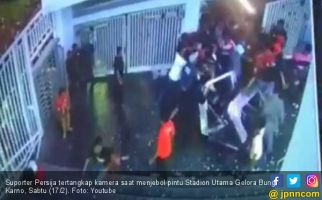 Viral! Video Suporter Persija Hancurkan Pintu SUGBK - JPNN.com