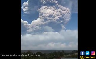 Gunung Sinabung Meletus, Lihat, Tinggi Sekali.. - JPNN.com