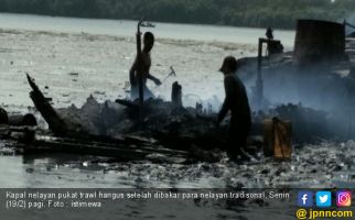 8 Kapal Pukat dan 2 Kapal GT 5 Dibakar Nelayan Belawan - JPNN.com