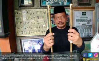 Pak Kiai Simpan Tongkat Bung Karno dan Kapak Wiro Sableng - JPNN.com