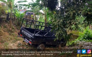 Mobil Curian Nyungsep ke Parit, Sopir Kabur Saat Ditolong - JPNN.com