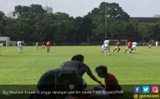 Aduh, Egy Maulana Dipapah Keluar Lapangan - JPNN.com