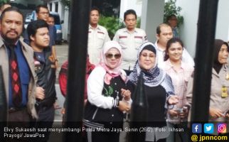 Fitria Elvy Sukaesih: Umi Masih Syok - JPNN.com