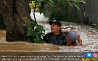 Aksi Heroik Sertu Waki Selamatkan Warga Terseret Banjir - JPNN.com