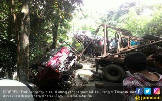 Loyo di Tanjakan, Truk Tangki Air Isi Ulang Masuk Jurang - JPNN.com