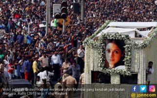 Ribuan Fan Antre Sejak Pagi demi Jenazah Sridevi Kapoor - JPNN.com