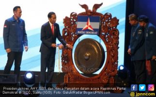 Jokowi Meminta AHY Berdiri di Sampingnya, Isyarat Apa? - JPNN.com