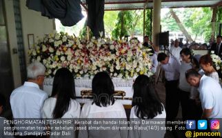 Doa dan Isak Tangis Iringi Kremasi Jenazah Hari Darmawan - JPNN.com