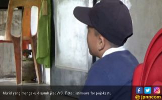 Tak Bawa Pupuk Kompos, Murid Ini Dihukum Gurunya Jilat WC - JPNN.com