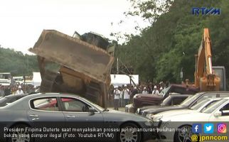 Jika Susi Tenggelamkan! Duterte Buldoser Mobil-mobil Ilegal - JPNN.com