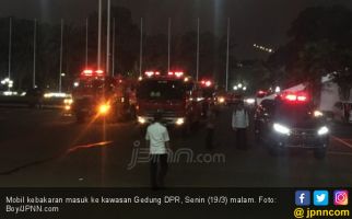 Tiba-tiba Asap Mengepul dari Gedung DPR - JPNN.com