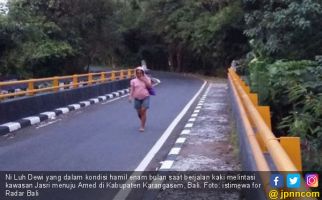 Oh Dewi, Sedang Hamil tapi Berjalan Kaki Sendiri Jauh Sekali - JPNN.com