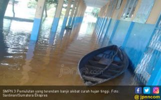 Terendam Banjir, Sekolah Ini sudah 5 Hari Liburkan Siswanya - JPNN.com
