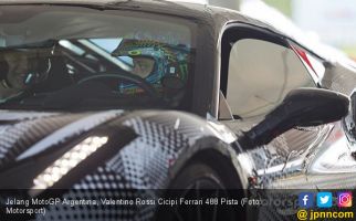 MotoGP 2018: Valentino Rossi Cicipi Model Terdahsyat Ferrari - JPNN.com