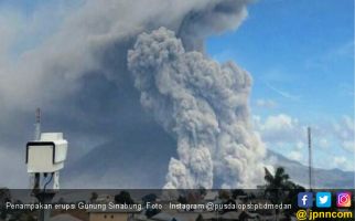 Kembali Erupsi, Gunung Sinabung Semburkan Abu Vulkanik 5 Km - JPNN.com