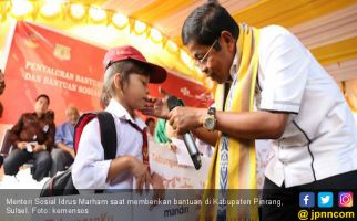 Mensos Salurkan Bantuan Sosial di Kampung Halamannya - JPNN.com