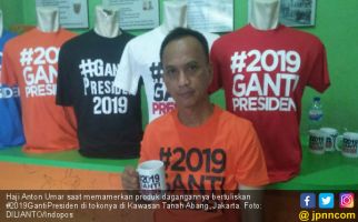 Kaus #2019GantiPresiden Laris, Pedagang: Ini Bisnis Berkah - JPNN.com