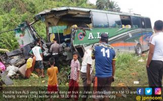 Bus ALS vs Truk di Jalinsum, Empat Orang Meninggal Dunia - JPNN.com