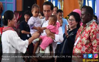 Lihat, Dua Anak Suku Asmat Anteng Digendong Jokowi - JPNN.com