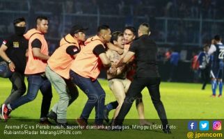 Detik-detik Rusuh Arema FC vs Persib Bandung, Terkapar - JPNN.com