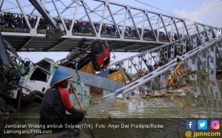 Detik-detik Mengerikan Jembatan Widang Ambruk - JPNN.com