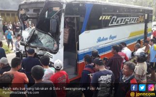 Rebutan Penumpang, 3 Bus Tabrakan di Solo - Tawangmangu - JPNN.com