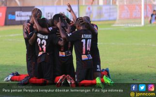 Diwarnai 2 Kartu Merah, Persipura Menang Atas Mitra Kukar - JPNN.com