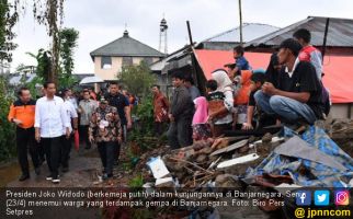 Blusukan di Banjarnegara, Jokowi Temui Warga Korban Gempa - JPNN.com