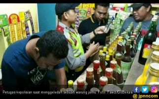 Warung Jamu di Cikarang Simpan 12 Botol Miras - JPNN.com