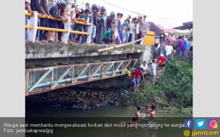 Mau Ngerem Malah Injak Gas, Pick Up Nyemplung ke Sungai - JPNN.com