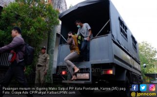 Panik Ada Razia di Kos, Mahasiswi Bergegas Lilitkan Handuk - JPNN.com