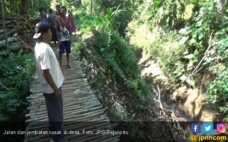 Dua Jembatan Ambruk, Warga Bertahun-Tahun Terisolasi - JPNN.com