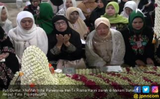 Khofifah dan Puti Bareng Ziarah ke Makam Sunan Ampel - JPNN.com