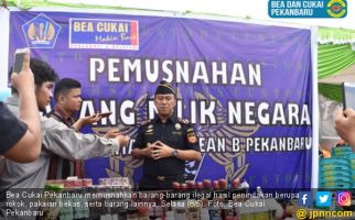 Bea Cukai Pekanbaru Musnahkan Rokok dan Pakaian Bekas Ilegal - JPNN.com