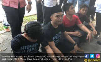 Aksi Berani Mahasiswa Riau saat Jokowi Berpidato - JPNN.com