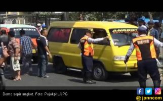 Penumpang Dipaksa Turun di Angkot - JPNN.com