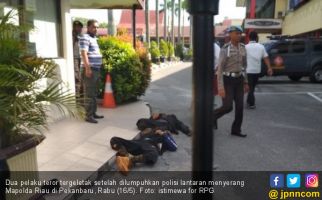 Turun dari Mobil, Terduga Teroris Langsung Sabetkan Samurai - JPNN.com