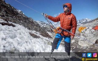 Kehilangan Dua Kaki, Xia Boyu Berhasil Taklukkan Everest - JPNN.com