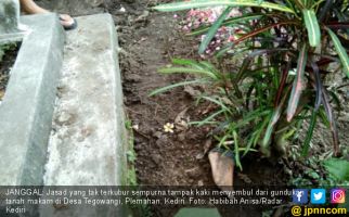 Terungkap, Penyebab Kaki Mayat Wanita Menyembul di Kuburan - JPNN.com
